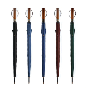 Parapluie de golf moderne en caoutchouc noir avec fonction pliable en polyester pongé et manche droit en bois personnalisable avec logo